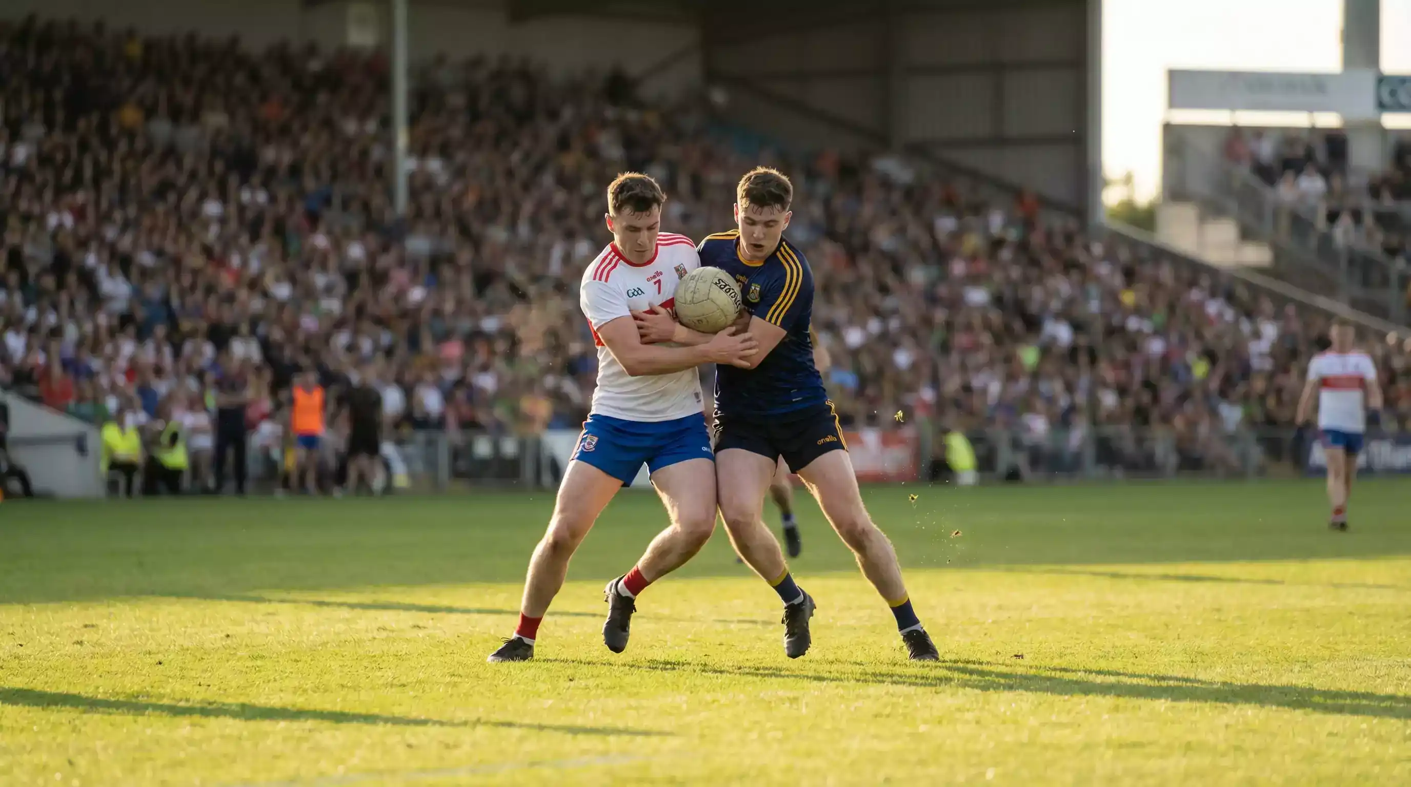 To landshold i duel om bolden på midtbanen under en VM-fodboldkamp