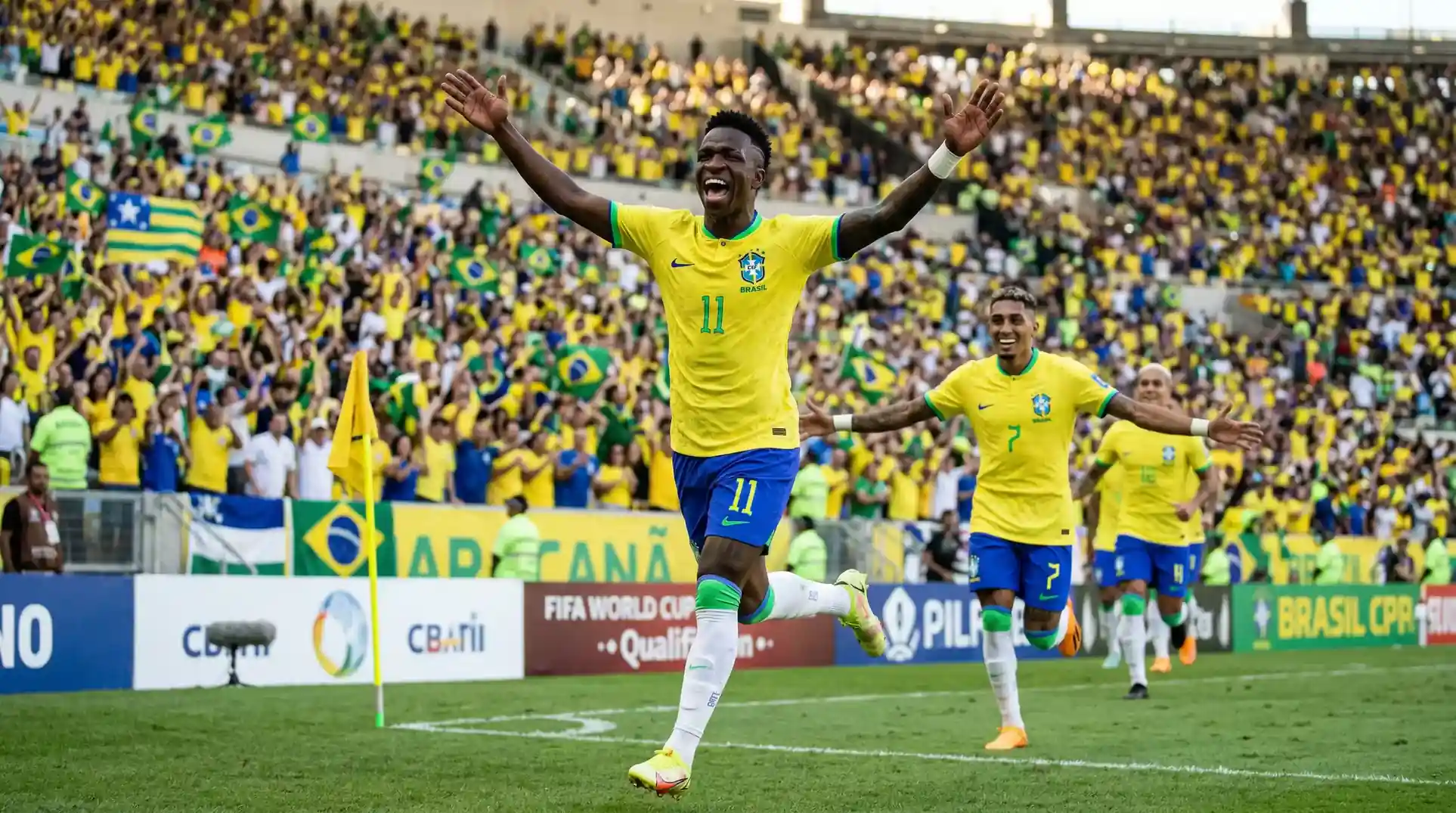 Vinicius Junior jubler efter et mål for Brasiliens landshold i kvalifikationen til VM 2026