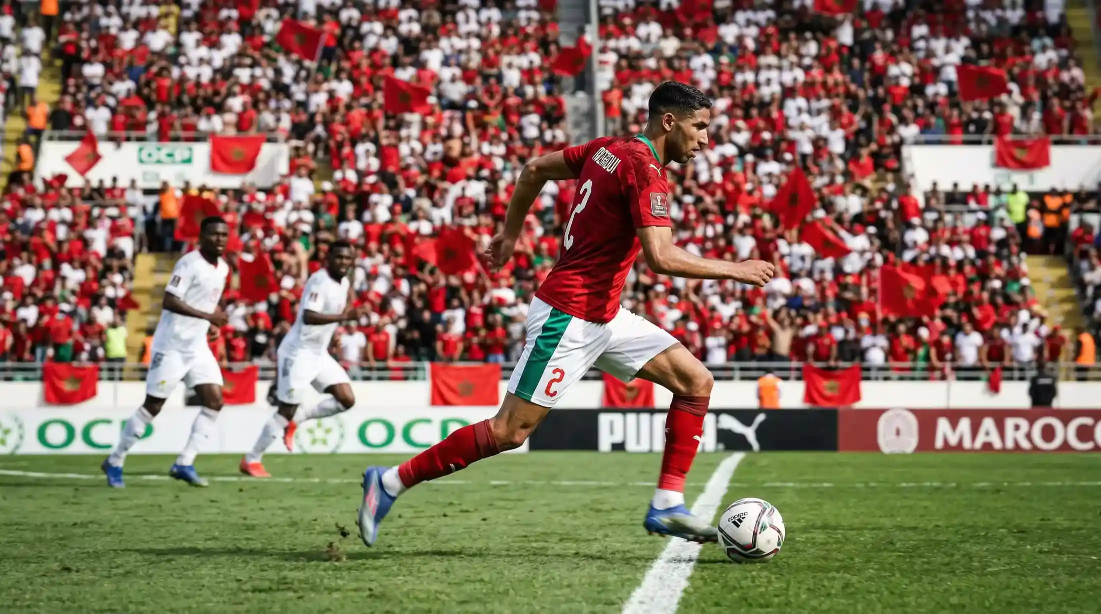 Achraf Hakimi løber med bolden for det marokkanske landshold i en kvalifikationskamp