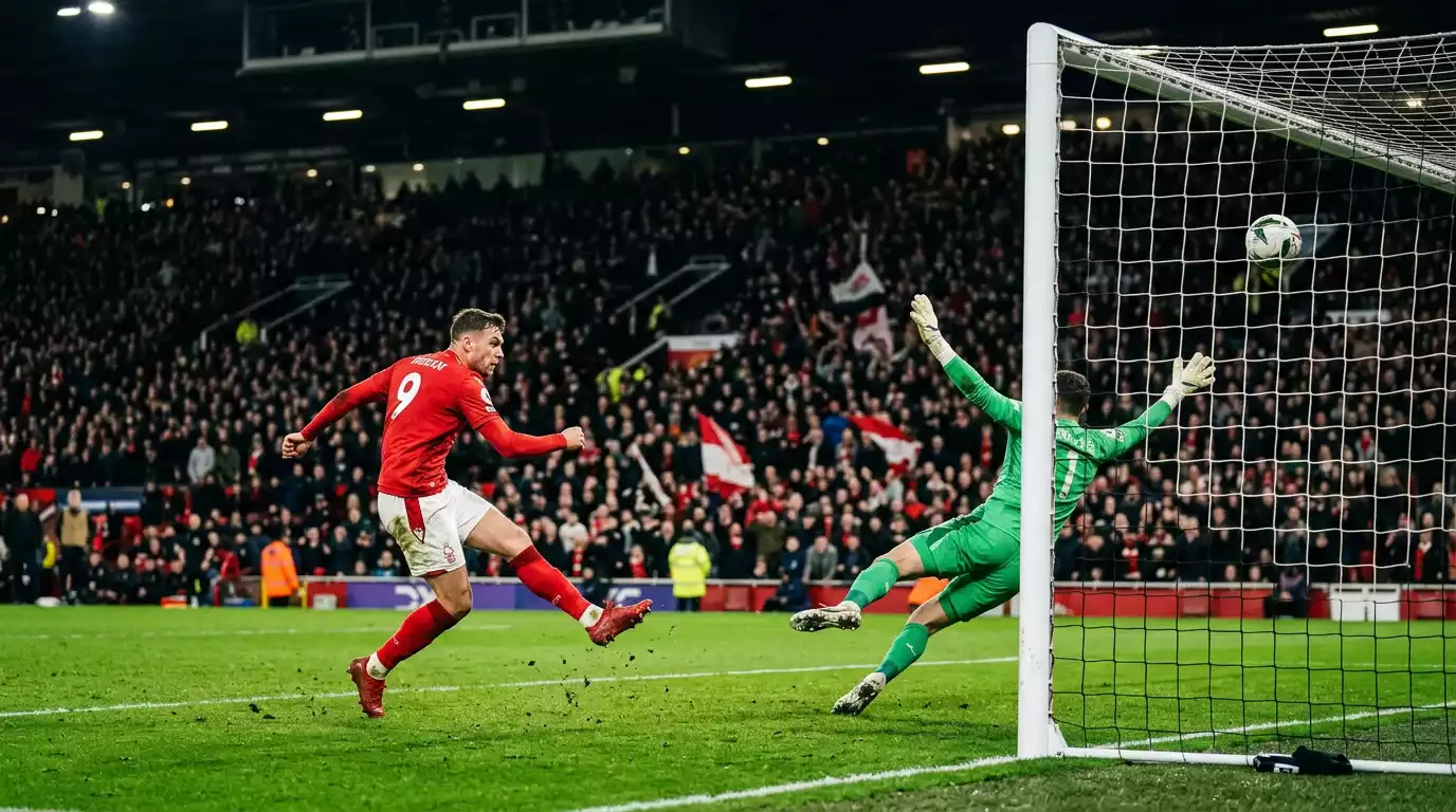 Angriber sparker bolden mod mål mens målmand dykker efter den på et stadion