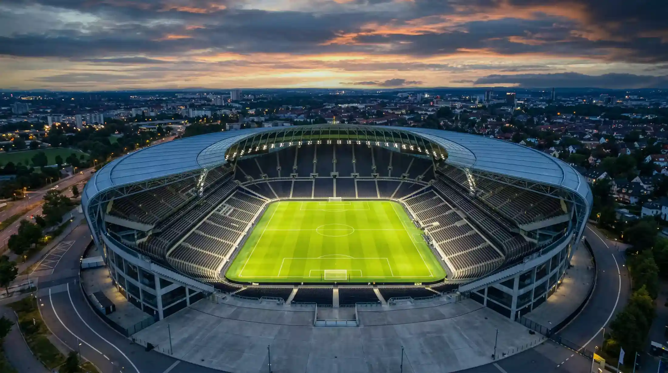 Mosaik af seksten fodboldstadioner fra VM 2026 med MetLife Stadium i centrum