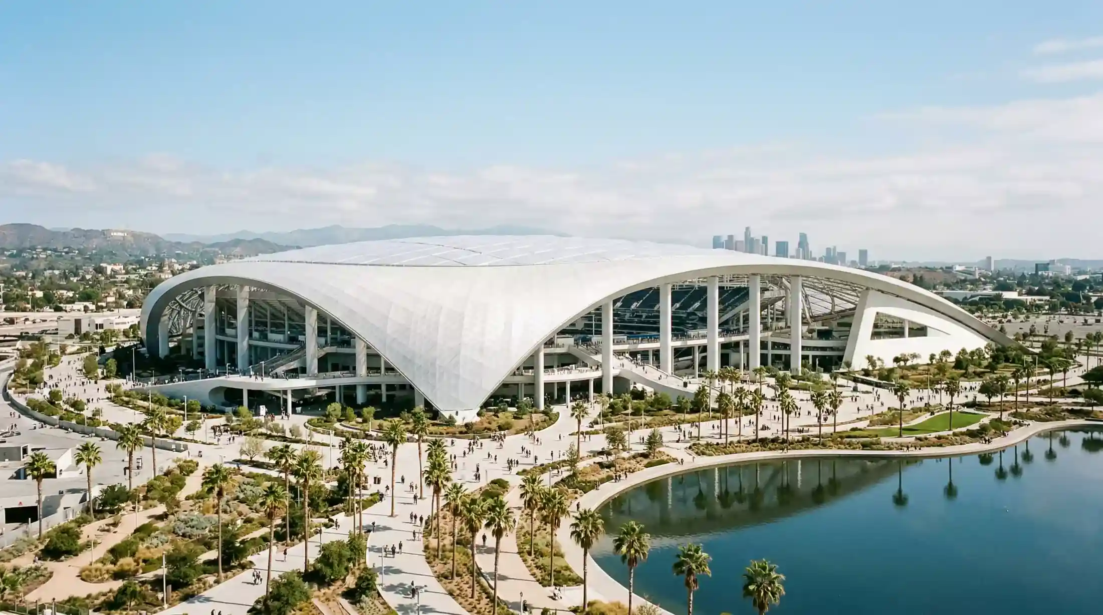 SoFi Stadium i Inglewood med halvgennemsigtigt tag og fodboldbane til VM 2026