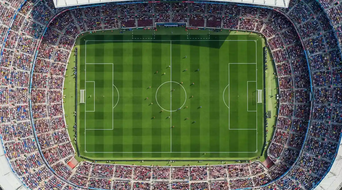 Luftfoto af et fyldt fodboldstadion under en VM-kamp med banemarkering og tilskuertribuner